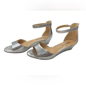 Badgley Mischka Women’s Silver Tone Rhinestone Strap Wedge Heel Sandals Size 7W
